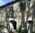 Façade de la maison donnant sur une rue peu