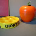 Accessoires de cuisine pop ! Un présentoir à œufs Choky et un récipient à glaçons en pomme orange ! Vintage et seventies !