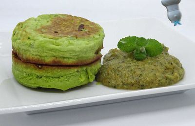 Pancakes aux petits pois, sauce courgette et menthe