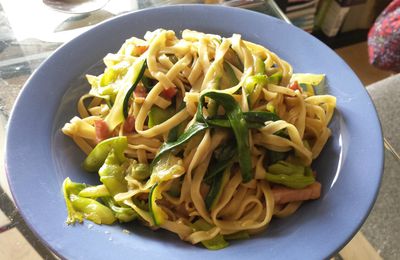 La recette du jeudi #15 : wok de pâtes sautées à la courgette, pois gourmands et lardons