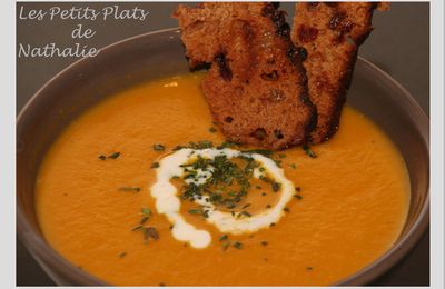 Velouté de patates douces aux croûtons de pain d'épices.