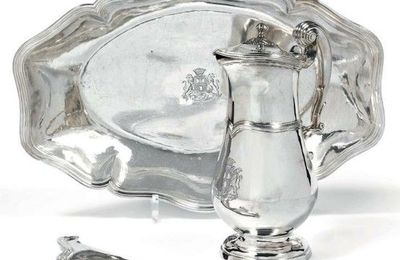 Aiguière et bassin avec une mentonnière mobile en argent. Maître orfèvre Paul Albar, reçu en 1749.