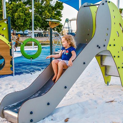 Les Toboggans : Piliers Ludiques et Essentiels des Aires de Jeux Modernes