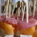 Brochettes apéritives de melon et de jambon de pays