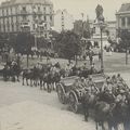 Quid de la date de cette carte photo montrant un défilé d’équipages d’artillerie avec leur canon sur la place de la République de Belfort ?