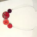 Collier en tissu et alu, tons rouges/bordeaux