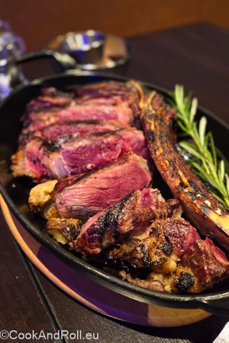 Va pour la côte à l’os! Et quelle viande!! Charolaise de ferme belge donc, parfaitement grillée, savoureuse, tendre et tendue juste comme il faut, servie sur assiette en fonte qui lui gardera sa chaleur tout au long de la dégustation. C’est un régal à chaque bouchée, on profite pleinement de la qualité de cette viande juste aromatisée à la flamme du Josper… Les accompagnements en seraient superflus s’ils n’étaient pas très bons: frites croustillantes, sauce au poivre impeccable, petite salade en fraîcheur et légumes rôtis - guess what - au charbon de bois! 
