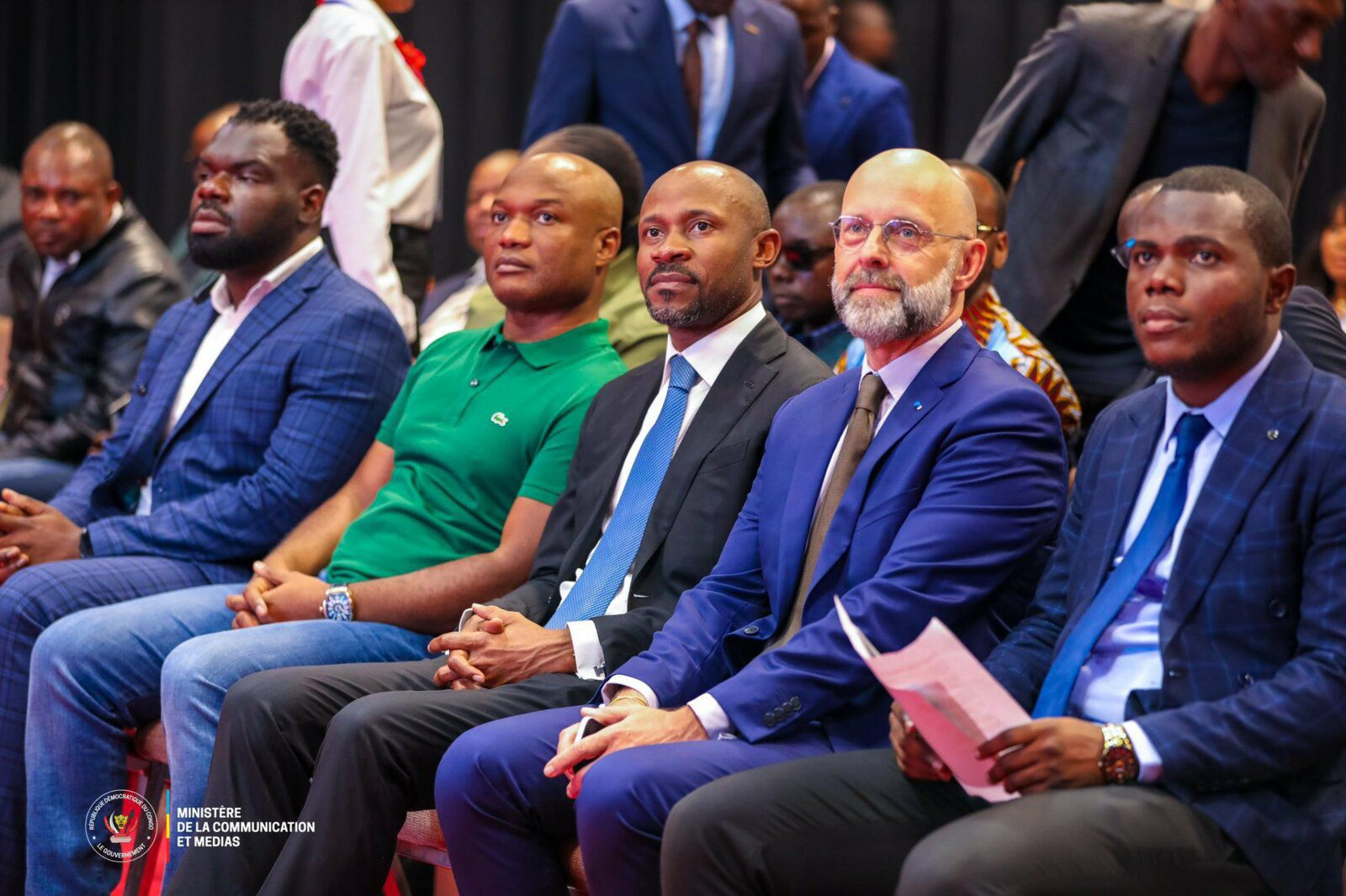 Frédéric Fougerat, président de Tenkan Paris, aux côtés de Patrick Muyaya, ministre de la communication et porte-parole du Gouvernement de RDC, lors d'une conférence sur la communication à Kinshasa. 