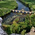 et au milieu, toujours, coule un rivière...