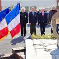 LES MÉDAILLÉS MILITAIRES FLEURISSENT LA STÈLE DE L’ESCADRON 17/9.