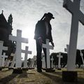 AGRICULTEURS - En Bretagne, 600 croix érigées en hommage aux agriculteurs suicidés