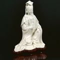  Epoque KANGXI (1662 - 1722)  - Statuette de Guanyin assise sur un rocher en porcelaine émaillée blanc de Chine.