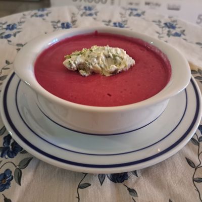 Soupe froide de betteraves et pommes au citron et crème au persil et à l’ail nouveau