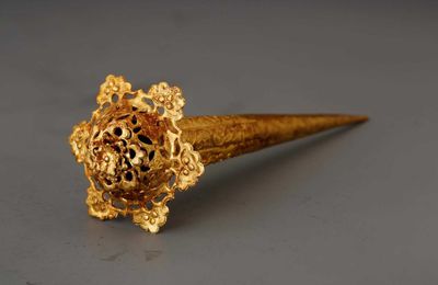 Large gold hairpin with hollow flower head, curly grass and flower pattern, Northern Song Dynasty (960-1127)