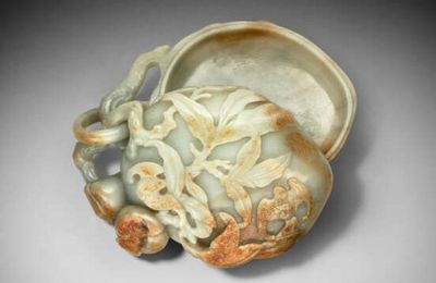 A large pale greenish-white jade 'peach’ box and cover, 17th-18th century
