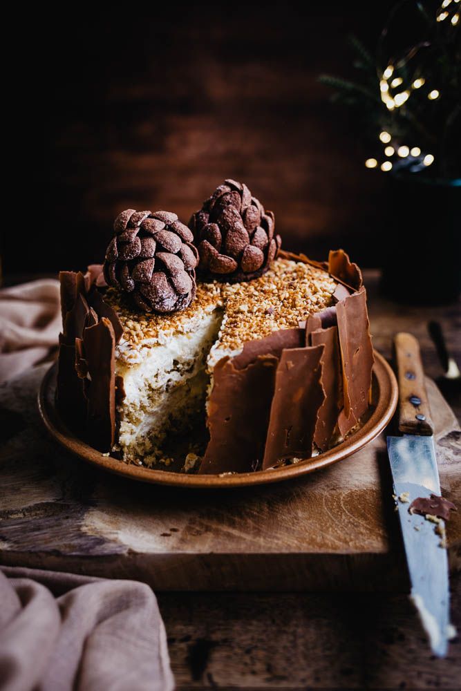 gateau de Noel, christmas cake, genoise noisettes, chantilly vanille, repas de noel, dessert de noel, léger, facile, feuille en chocolat, pommes de pin brownies au chocolat