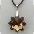 Pendentif Fleur Lona Crystal Facetté Topaz Avec Cordon Noir Coton Soie