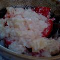 Salade exotique : riz, ananas, tomates, miettes de crabe