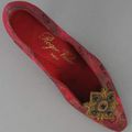 Roger Vivier, prototype circa 1963-1970. Escarpin en broché de soie fuchsia, or à motif florale stylisé