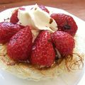 Nid de kadaïf aux fraises & chantilly au vinaigre balsamique