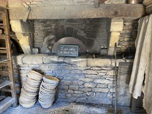 qui se souviens du rémouleur qui passait dans les rues et du garde manger où l'on mettait principalement le fromage à l'époque. Et le four du boulanger 