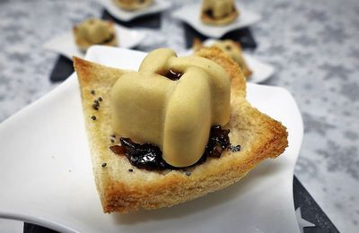 Toast de panna cotta au foie gras, confit d'échalotes à la crème de cassis