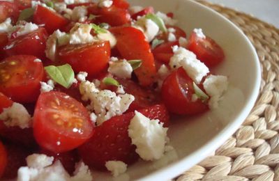 ...Salade de tomate à la féta et aux fraises...