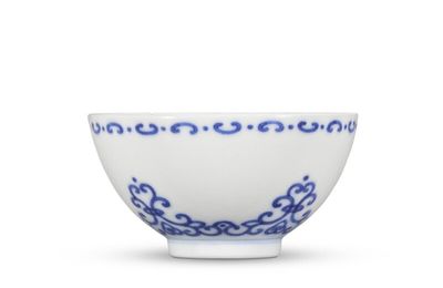 A small blue and white cup, Mark and period of Yongzheng