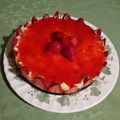 Montage du fraisier Assembling the strawberry cake Aardbeientaart samenstellen