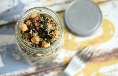 Quinoa aux pois chiches, tomates séchées et épinards (food in a jar)