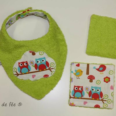 Bavoir vert et ses débarbouillettes