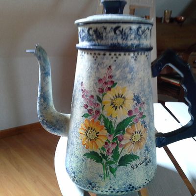 et cette cafetière ancienne..