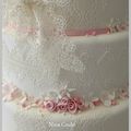 Wedding cake, dentelles et roses en sucre ...