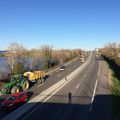 Les agriculteurs bloquent la R.N. 113 dans les deux sens à Arles :