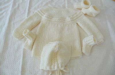 Un ensemble bébé : brassière, bonnet et chaussons