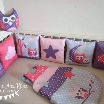 Tour lit bébé violet fuchsia rose poudré hibou lune nuage étoiles gigoteuse coussin stickers