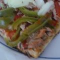 Pizza au thon succulente.