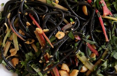 Salade de spaghettis à l’encre de seiche, pickels de rhubarbe, gingembre et cacahuète