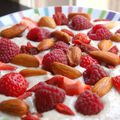 Crème crue d'avoine aux fraises, framboises et amandes