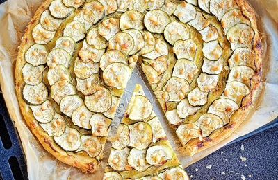 ...La fameuse et délicieuse tarte fine aux courgettes en version pesto... (Cathytutu)