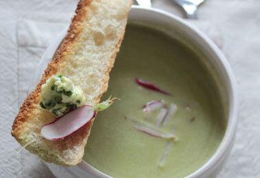 VELOUTÉ DE FANES DE RADIS ET BEURRE RADIS