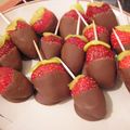 Sucettes de kiwi et de fraises au chocolat