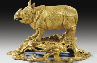 Rhinocéros et sa terrasse en bronze doré d’époque Louis XV, vers 1750