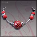 Un p'tit collier rouge, noir, argent avec maxi boule...