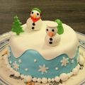 Gâteau décoré en pâte à sucre avec des bonhommes de neige