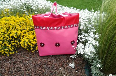 sac cabas de plage rose et rouge a fleurs