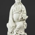 Statuette de Guandi en blanc de Chine assis sur un rocher, tenant un ruyi dans la main gauche, XVIIe-XVIIIe siècle