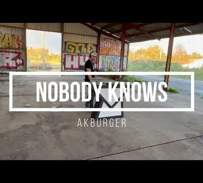 Un aperçu très électrique du DJ AKburger