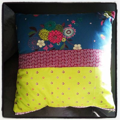 Un coussin aux imprimés BAOBAB