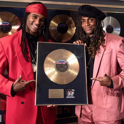 [CRITIQUE] MILLI VANILLI, DE LA GLOIRE AU CAUCHEMAR   UN DES PLUS GROS SCANDALES DE L’HISTOIRE DE LA MUSIQUE